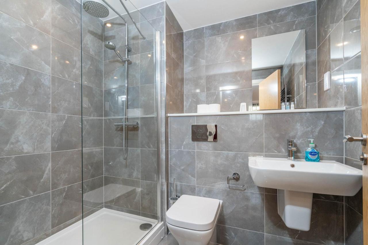 Maevela Apartments - Luxury Broad St Apartment - 2 Bed, 2 Bath - City Centre/Cube/Mailbox - With Underground Parking ✓- L Shape Sofa, Large 50 Inch Smart Tv With Free Netflix & Wifi Бирмингем Экстерьер фото